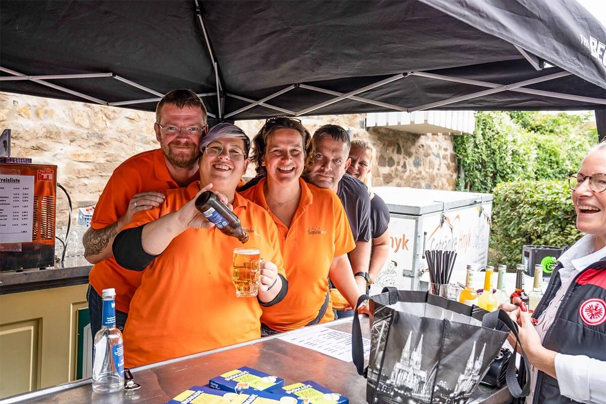 Getränke Hnyk mit Ausschankwagen Getränke Hnyk mit Ausschankwagen